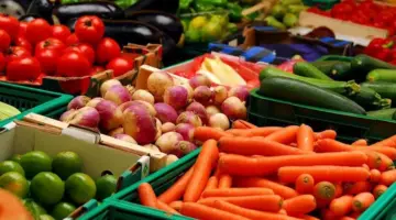 أسعار الخضروات والفاكهة في سوق العبور اليوم.. تراجع الطماطم